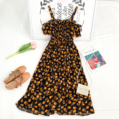 Új modell kivágott női ruha vékony pántokkal, virágmintával