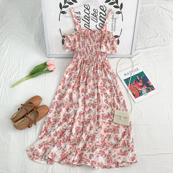 Új modell kivágott női ruha vékony pántokkal, virágmintával