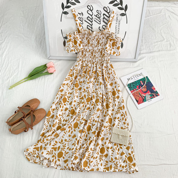 Új modell kivágott női ruha vékony pántokkal, virágmintával