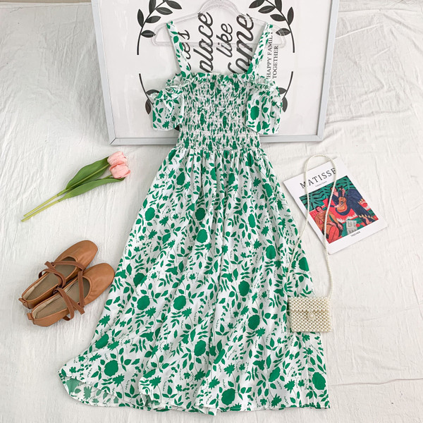 Új modell kivágott női ruha vékony pántokkal, virágmintával