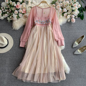 Kandilise kaelusega naiste kleit roosa tikandiga