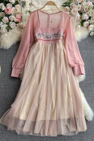 Kandilise kaelusega naiste kleit roosa tikandiga