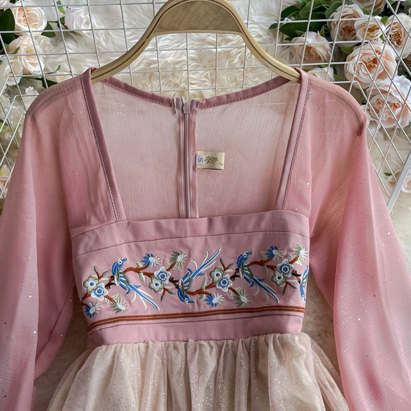 Kandilise kaelusega naiste kleit roosa tikandiga