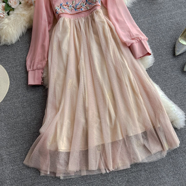 Kandilise kaelusega naiste kleit roosa tikandiga