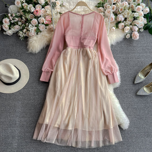 Kandilise kaelusega naiste kleit roosa tikandiga