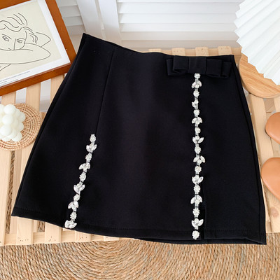 Kivide ja paelaga kaunistatud naiste seelik