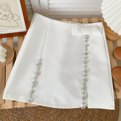 Kivide ja paelaga kaunistatud naiste seelik