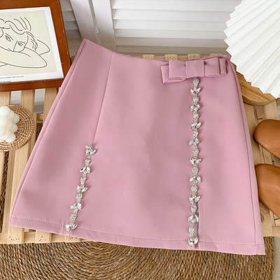 Kivide ja paelaga kaunistatud naiste seelik