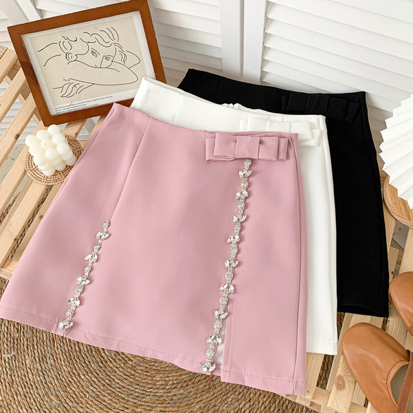 Kivide ja paelaga kaunistatud naiste seelik