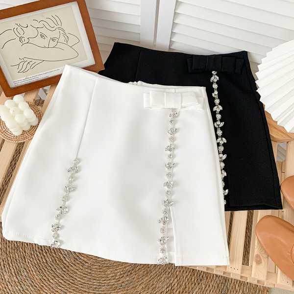 Kivide ja paelaga kaunistatud naiste seelik