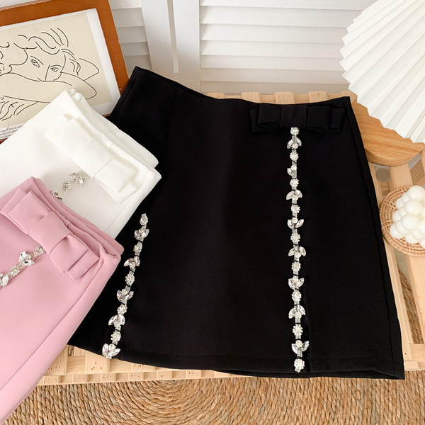 Kivide ja paelaga kaunistatud naiste seelik