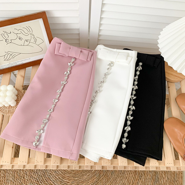 Kivide ja paelaga kaunistatud naiste seelik