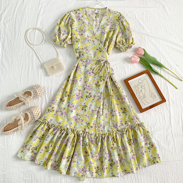 Mitmes värvitoonis spitsikaelusega naiste vabaajakleit