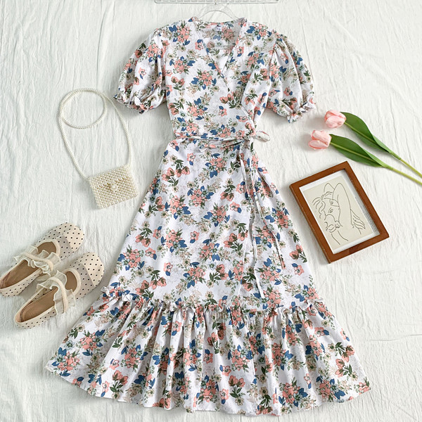 Mitmes värvitoonis spitsikaelusega naiste vabaajakleit