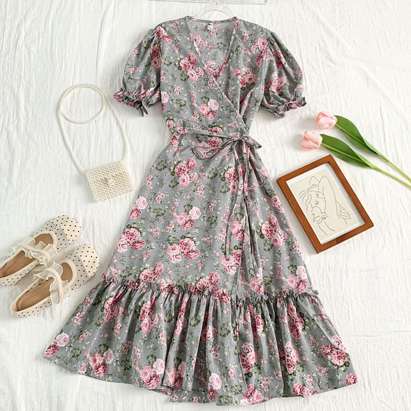 Mitmes värvitoonis spitsikaelusega naiste vabaajakleit