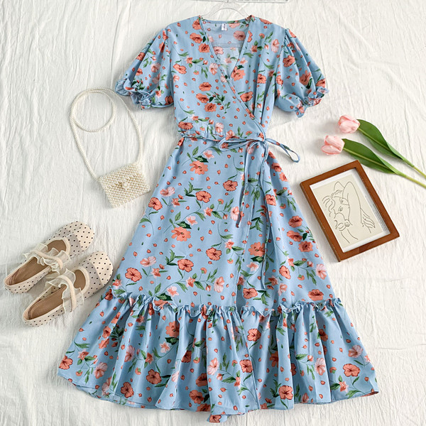 Mitmes värvitoonis spitsikaelusega naiste vabaajakleit