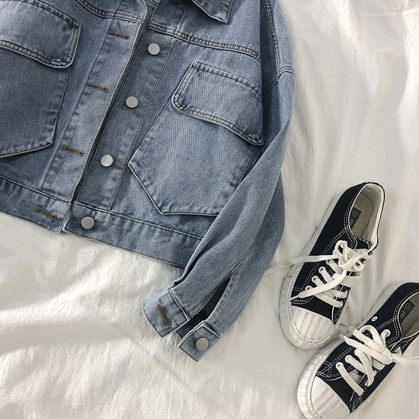 Дамско есенно яке от деним с копчета и джобове