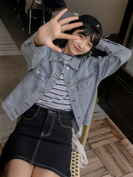 Κοντό γυναικείο μπουφάν με κουμπιά και τσέπες