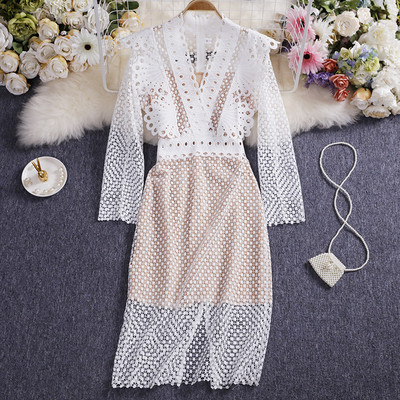 Kaasaegne naiste kleit spitsikaelusega ja pikkade varrukatega