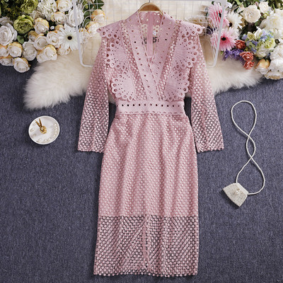 Kaasaegne naiste kleit spitsikaelusega ja pikkade varrukatega