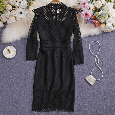 Kaasaegne naiste kleit spitsikaelusega ja pikkade varrukatega