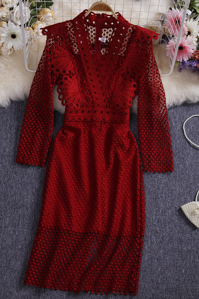 Kaasaegne naiste kleit spitsikaelusega ja pikkade varrukatega