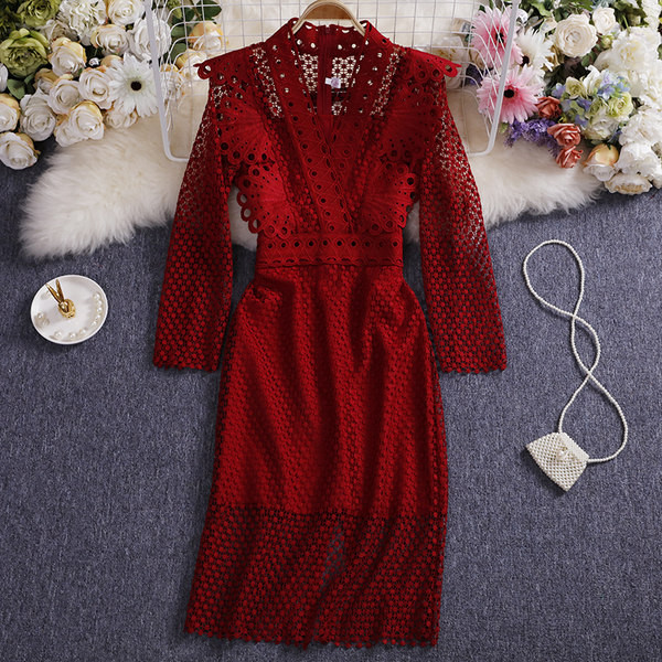 Kaasaegne naiste kleit spitsikaelusega ja pikkade varrukatega