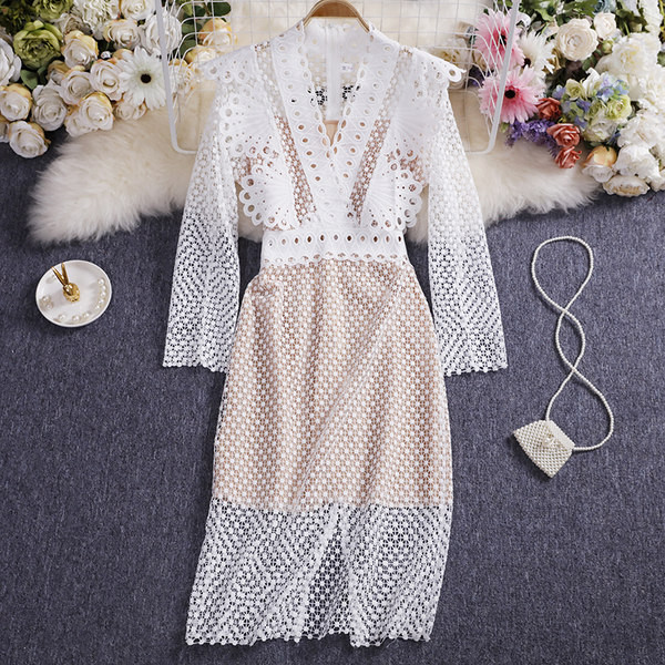 Kaasaegne naiste kleit spitsikaelusega ja pikkade varrukatega