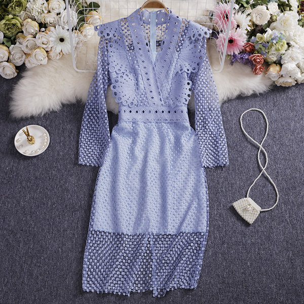 Kaasaegne naiste kleit spitsikaelusega ja pikkade varrukatega