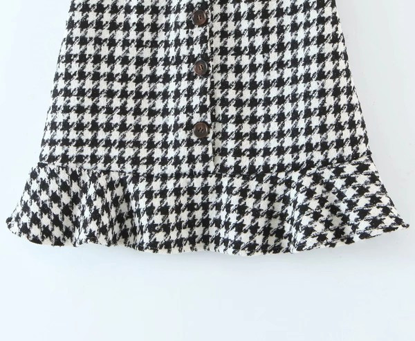 Rövid kockás szoknya gombokkal és fürtökkel