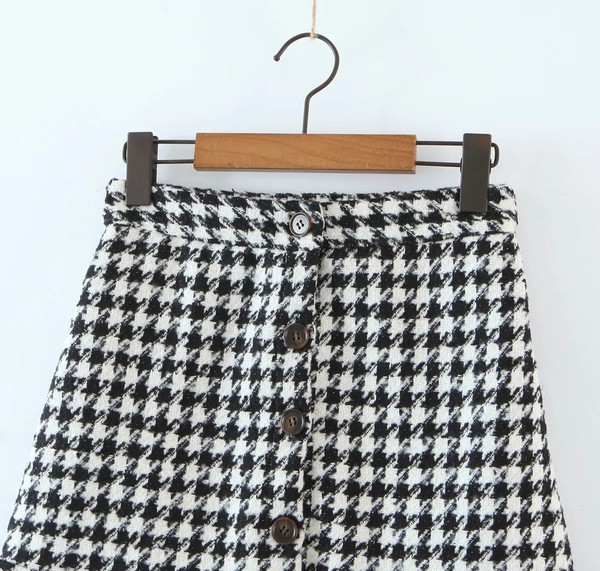 Rövid kockás szoknya gombokkal és fürtökkel