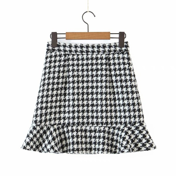 Rövid kockás szoknya gombokkal és fürtökkel