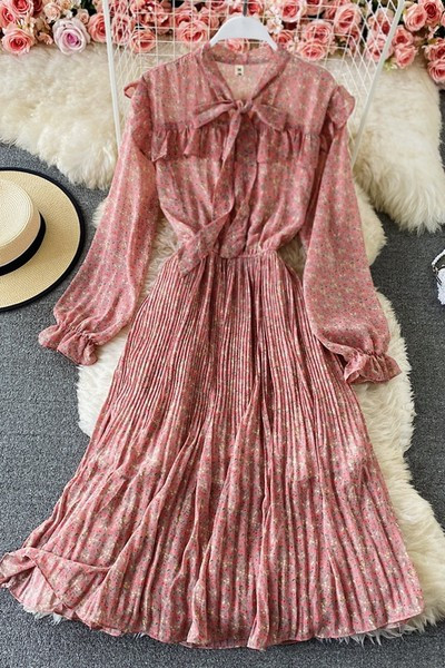 Naiste plisseeritud lipsude ja pikkade varrukatega kleit