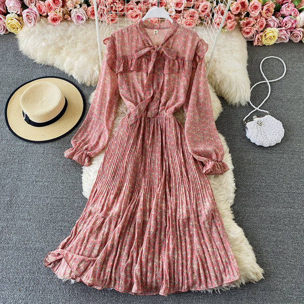 Naiste plisseeritud lipsude ja pikkade varrukatega kleit