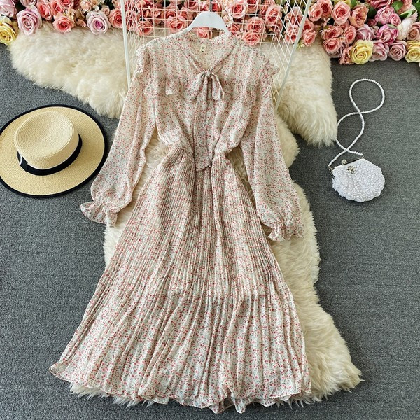 Naiste plisseeritud lipsude ja pikkade varrukatega kleit