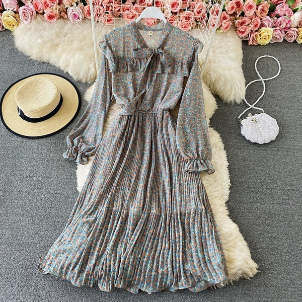 Naiste plisseeritud lipsude ja pikkade varrukatega kleit