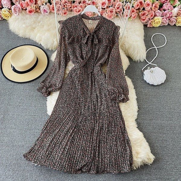 Naiste plisseeritud lipsude ja pikkade varrukatega kleit