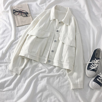 Széles női kabát zsebekkel és gombokkal