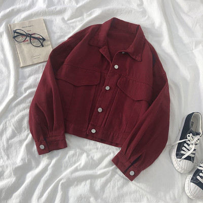 Széles női kabát zsebekkel és gombokkal