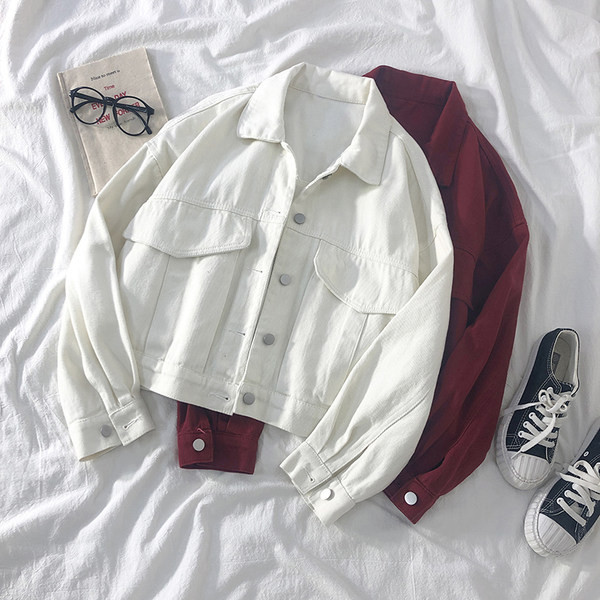 Széles női kabát zsebekkel és gombokkal