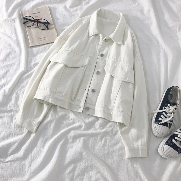 Széles női kabát zsebekkel és gombokkal