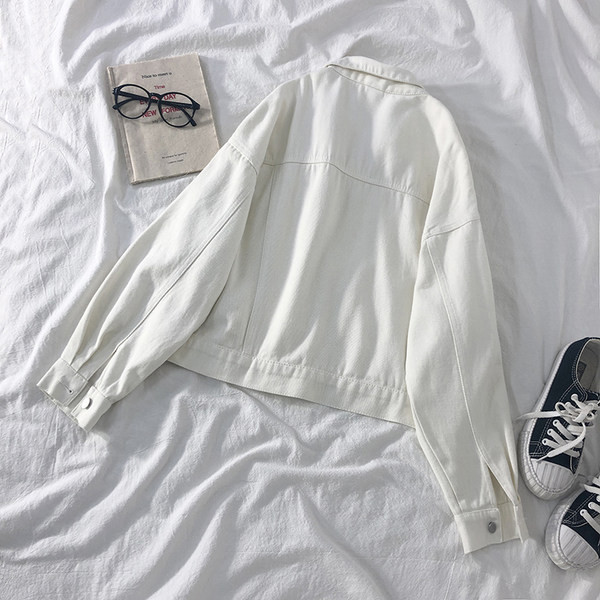 Széles női kabát zsebekkel és gombokkal