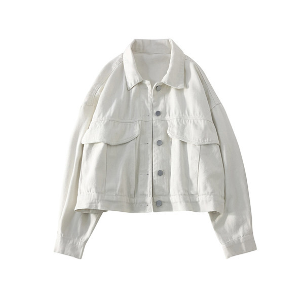 Széles női kabát zsebekkel és gombokkal