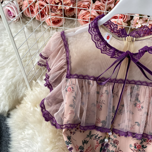 Naiste moodne roosa paela ja tülliga kleit