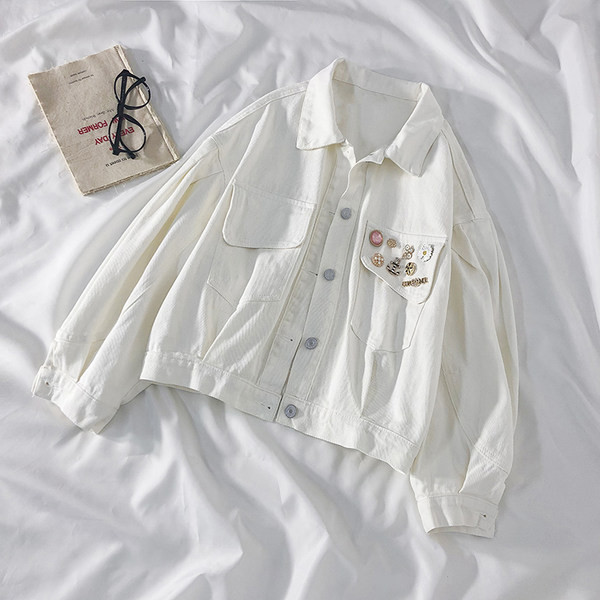 Naiste vabaaja jakk taskute ja 3D elementidega