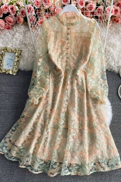 Дамска рокля с копчета и дантела в розов цвят 