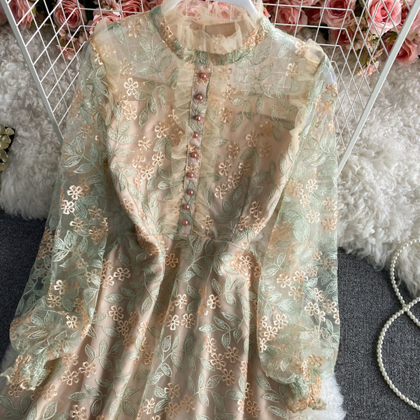 Дамска рокля с копчета и дантела в розов цвят 