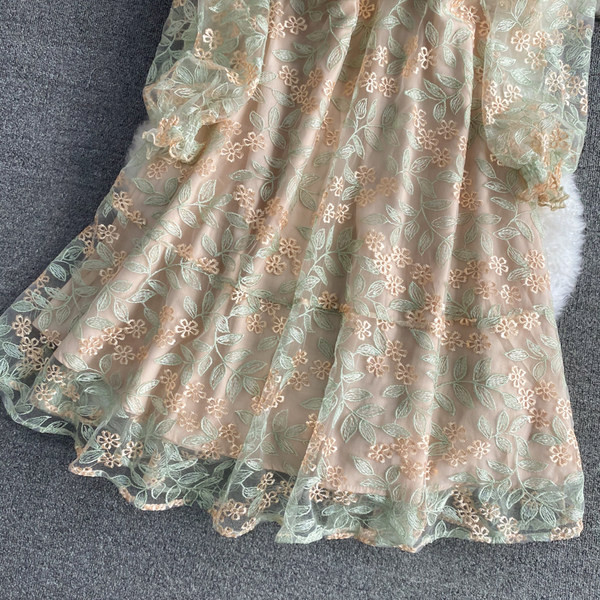 Дамска рокля с копчета и дантела в розов цвят 