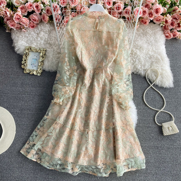 Дамска рокля с копчета и дантела в розов цвят 