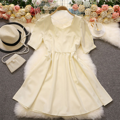 Ženska haljina s kratkim rukavima i trakom